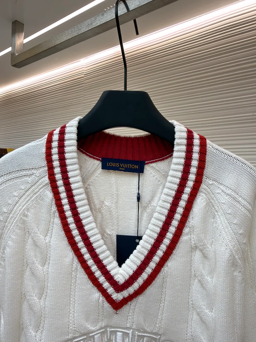 LOUIS VUITTON College-style V-neck sweater ●Original version: Purchased and developed for 17450 ●Item number: 1681148-C15 ●Fabric: wool blended fabric ●Technology: woven embroidery ●Version: Fitted version ●Weight: about 715 grams ●Size: S-M-L ●Description: College-style V-neck sweater White and red stripe design Chest letter embroidery Twist woven texture Pure cotton fabric comfortable and warm V-neck design slimming The red and white stripes are very preppy. The overall wiring is straight and delicate, the fabric is comfortable and soft, and the color is consistent without color difference. It can be matched with the same style to create a fashionable look and control various occasions. Customized accessories, complete with three standards, same style for men and women!